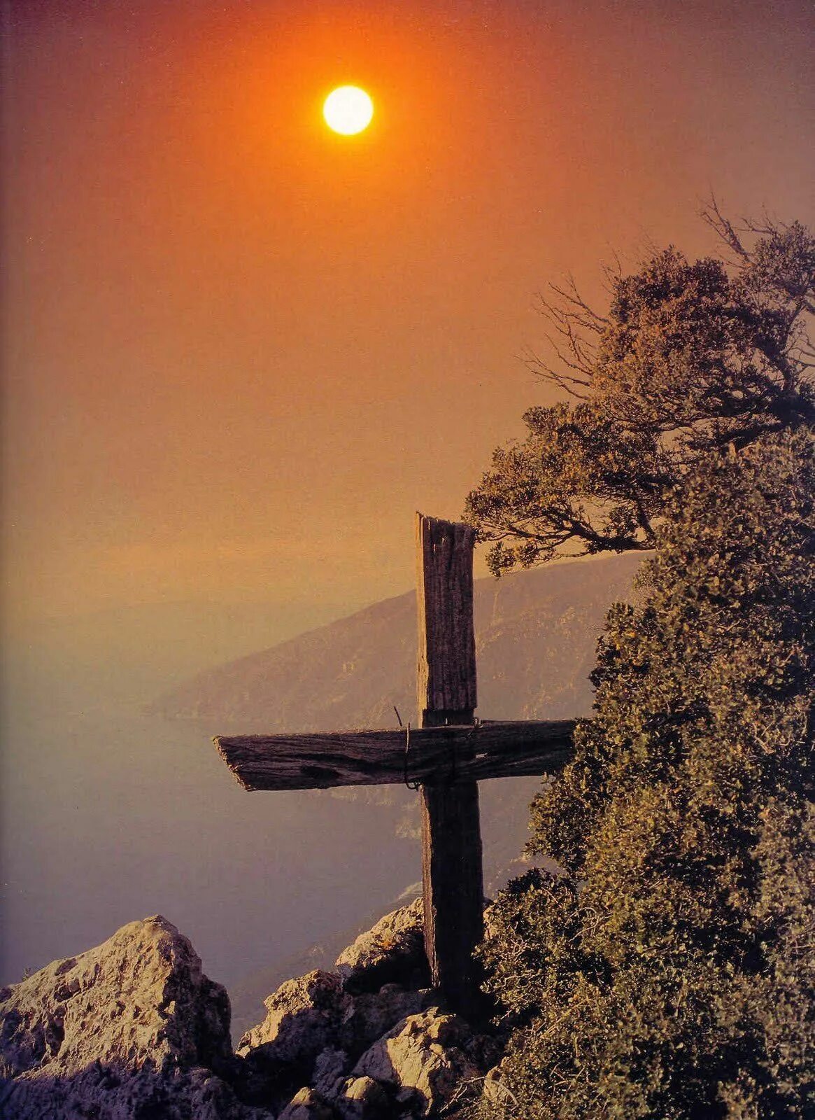 Крест на горе Афон. Одинокий монах. Крест монаха. Пейзаж с крестом. Промысел бога