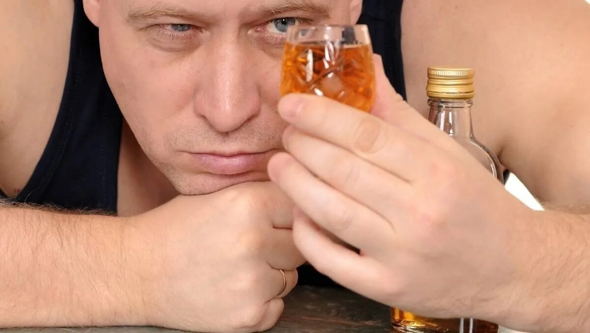 Трезвый мужик. Мужик с коньяком. мужик с рюмкой. мужчина с рюмкой. мужчина с рюмкой за столом.