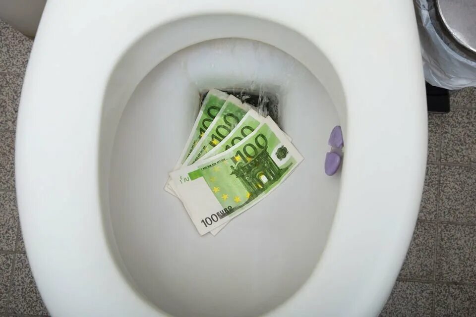 Деньги в унитаз. Деньги в туалете. Слить деньги в унитаз. Денежный унитаз.
