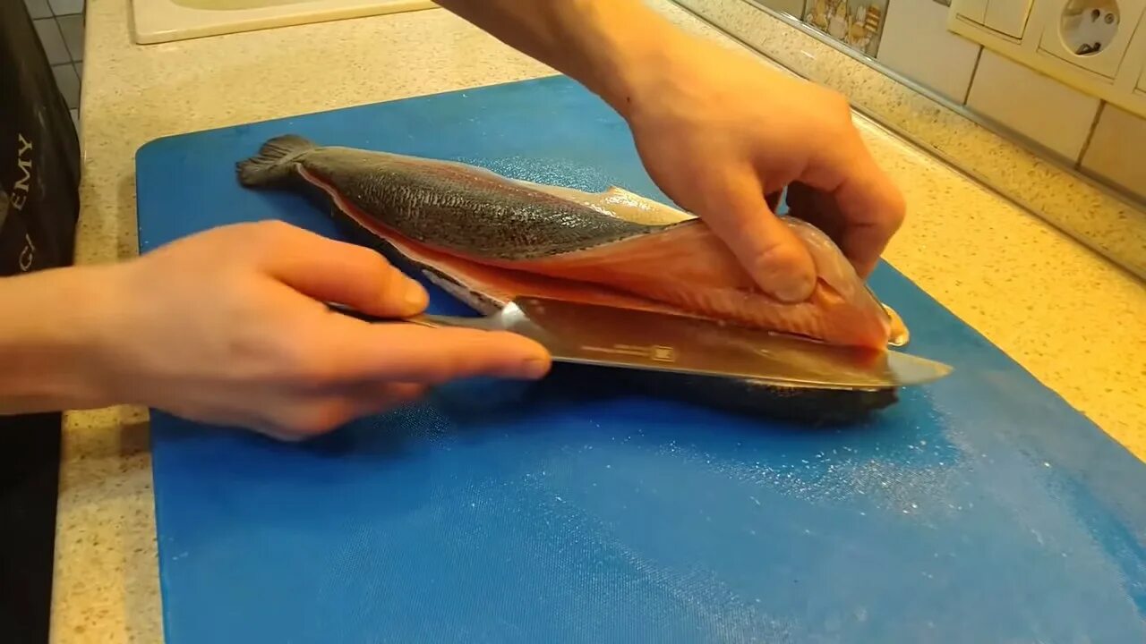 Как чистить форель. Как разделать форель.