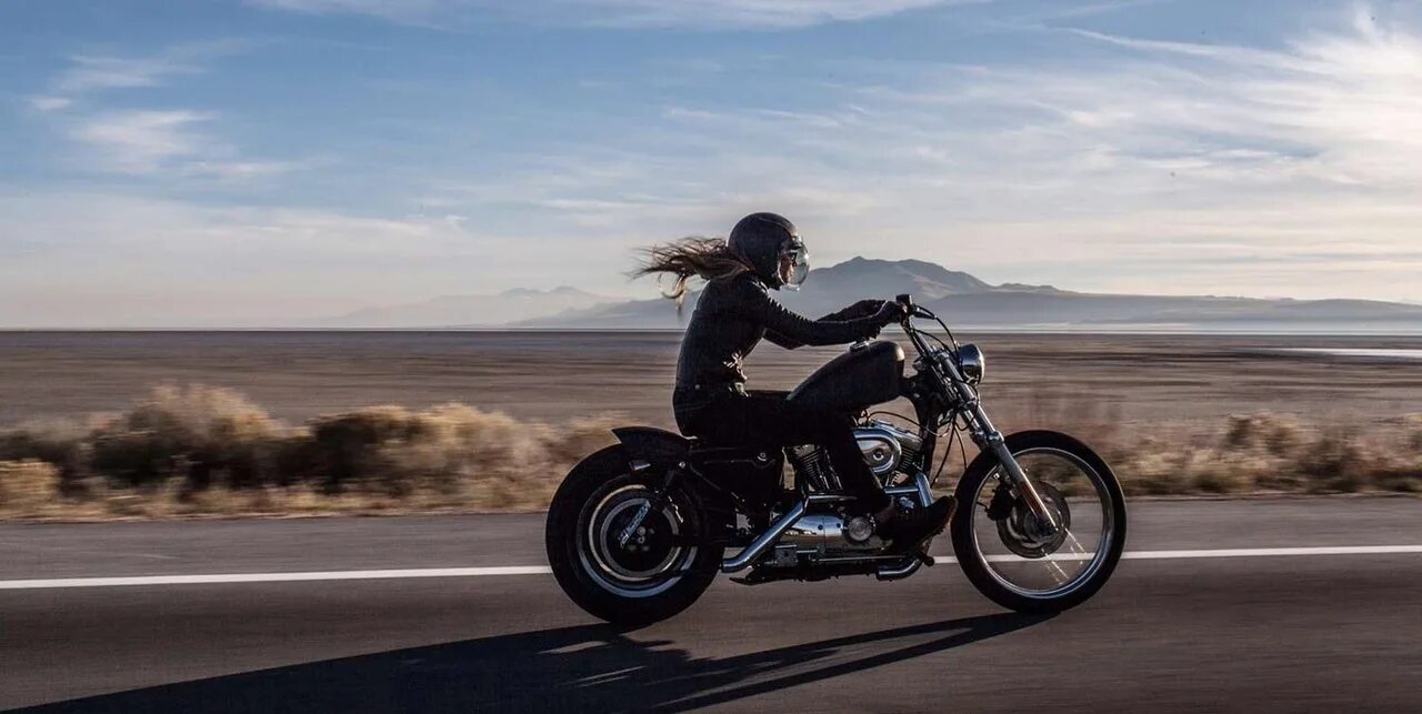 Riding motorbikes. Harley davidson sportster и девушка. Красивые девушки на мото. Мотоцикл для дорог. Женский харлей дэвидсон мотоцикл.
