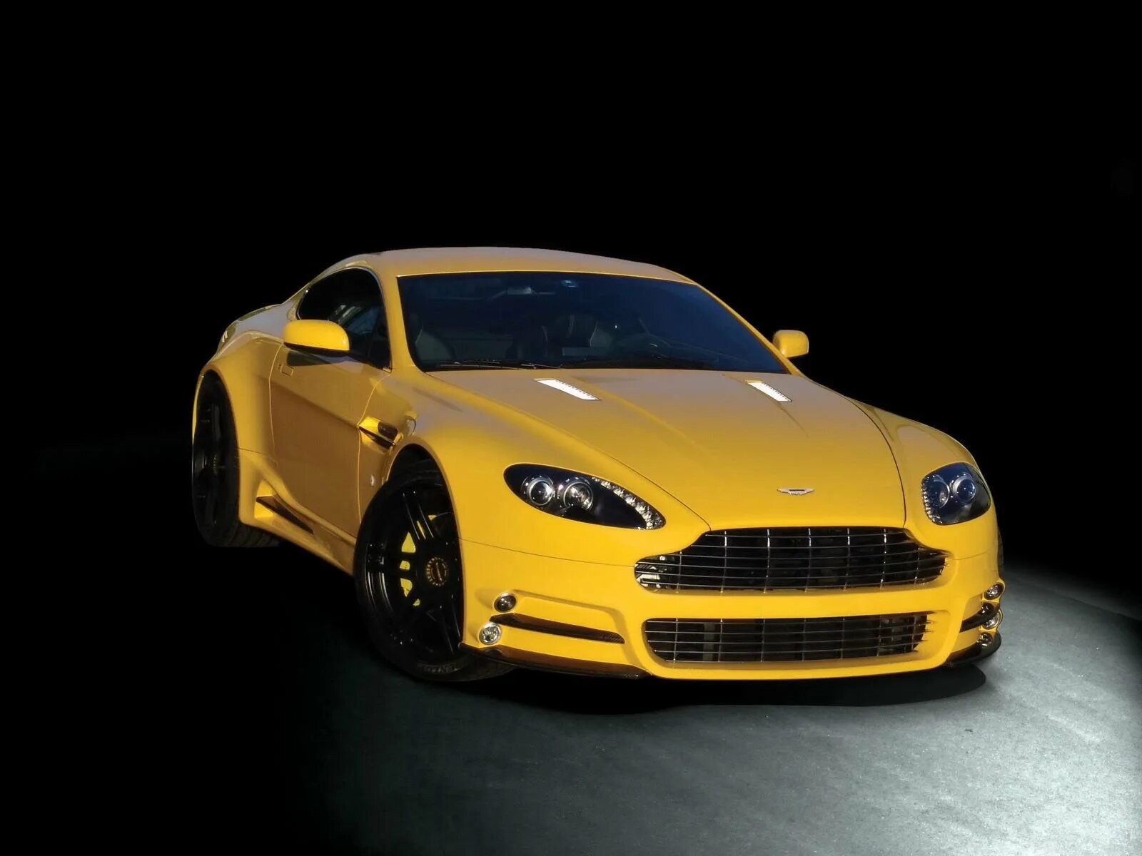 Включи желтый автомобиль. Aston Martin DB 9 желтый. Aston Martin v8 Vantage v600.