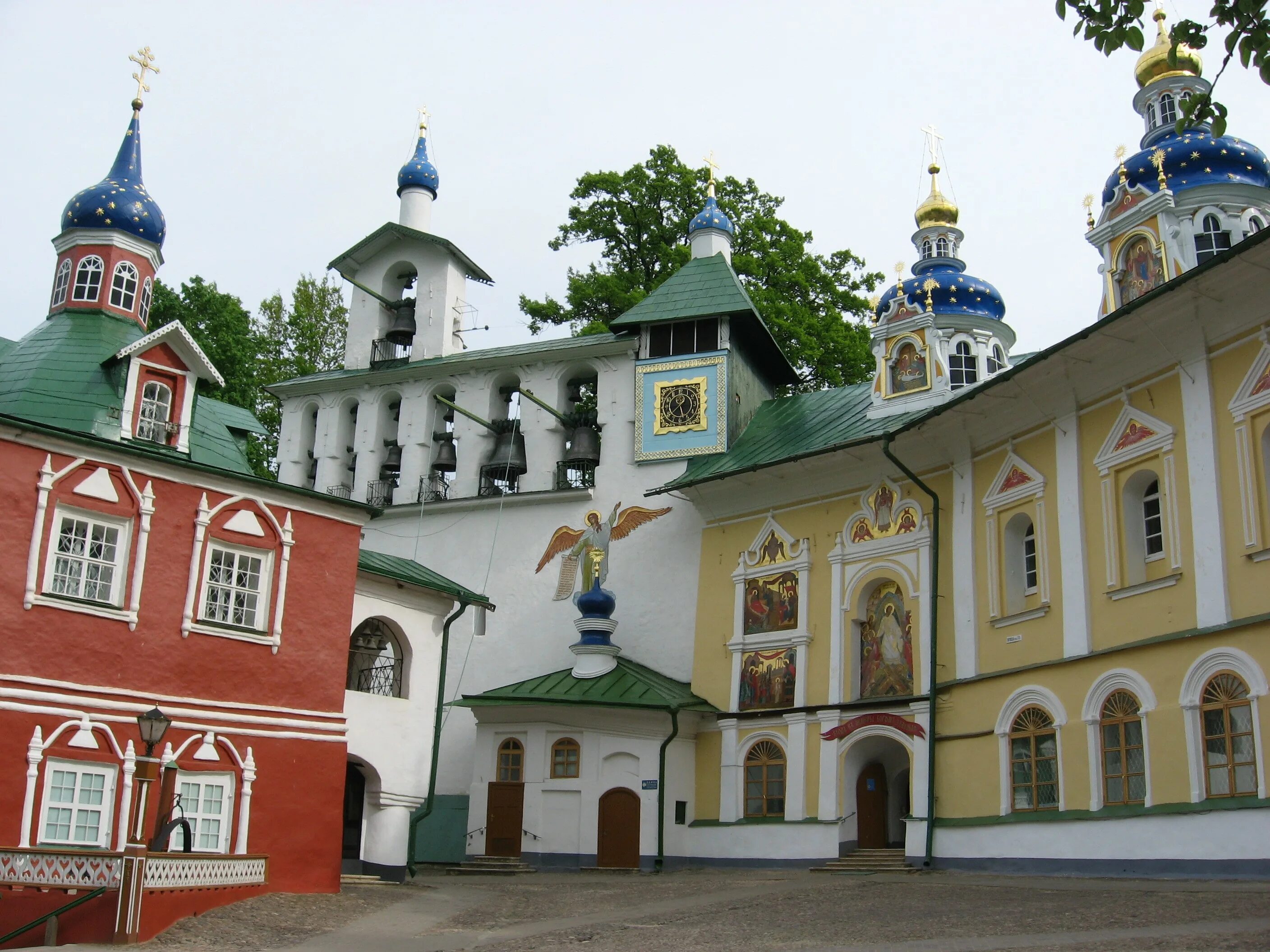 Псков Псково-Печерский монастырь. Успенский Псково-Печерский монастырь. Псково-Печорский Свято-Успенский мужской монастырь. Успенский храм Псково-Печерского монастыря.