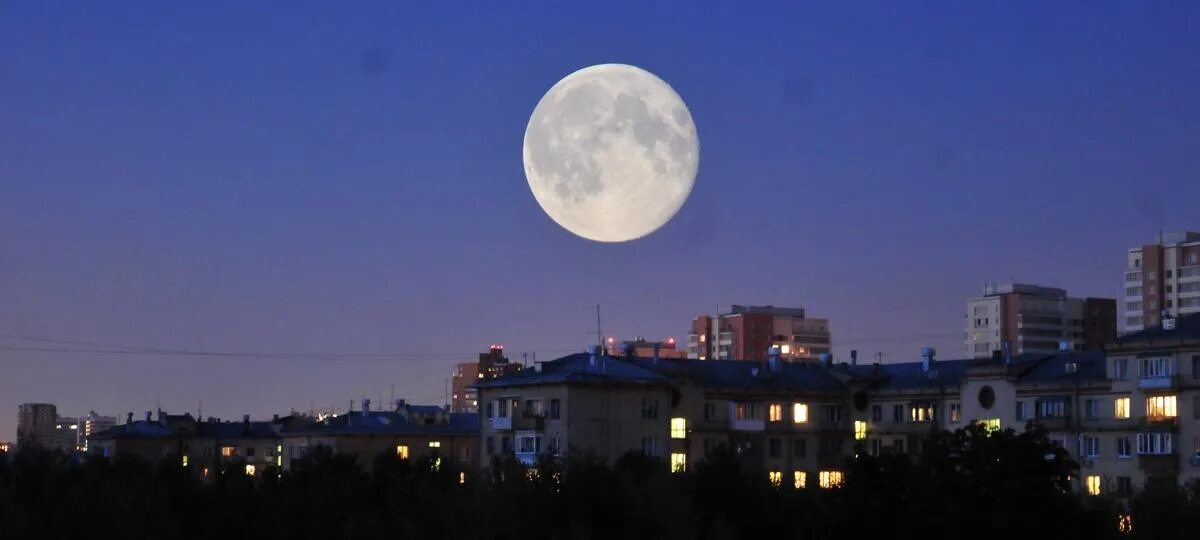 Луна над ростовом. Луна близко. Луна сегодня калининград. Луна сегодня калининград. Гигантская луна.