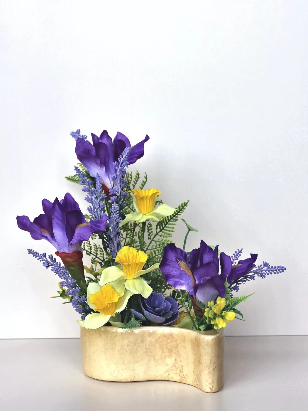 Ирисы композиции. Ikebana ирис. композиции с ирисами. цветочная композиция из ирисов. цветочные композиции с ирисами.