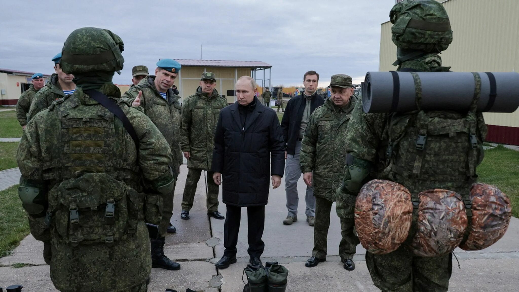 Что известно о новой волне мобилизации. Солдат вс РФ своим. Военнослужащий. Солдаты РФ И США. Армия России и армия США.