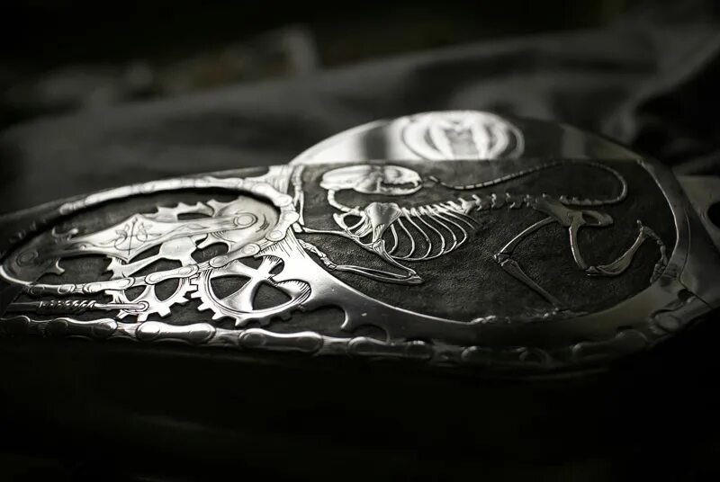 Надпись на зажигалке. Лазерная маркировка и гравировка. Золотой портсигар. Ручная гравировка. Ручная гравировка.