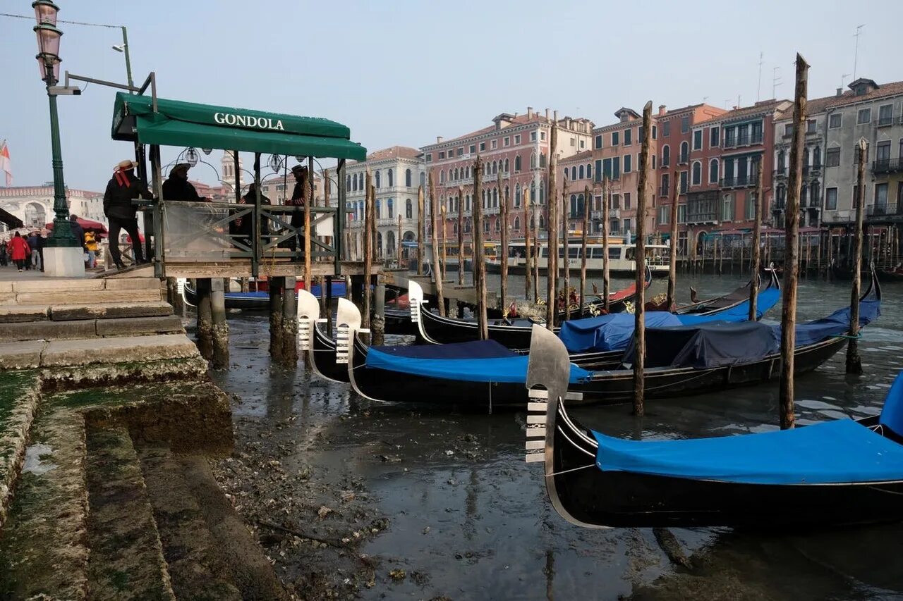 Почему венеция на воде. В Венеции пересохли каналы 2023. Каналы Венеции обмелели 2023. Венеция сейчас 2023. Венеция засуха 2023г.
