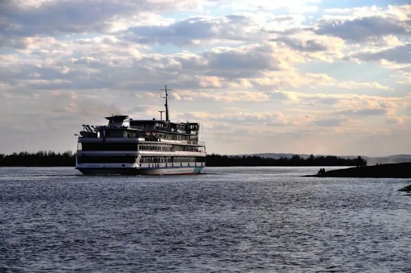 теплоход апрель