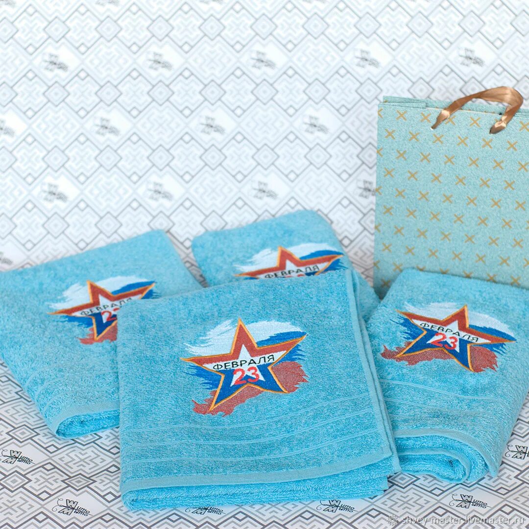 Девушка шьет. Швея полотенца. Кройка и шитье. Швейный цех постельного белья. Шитье одежды.