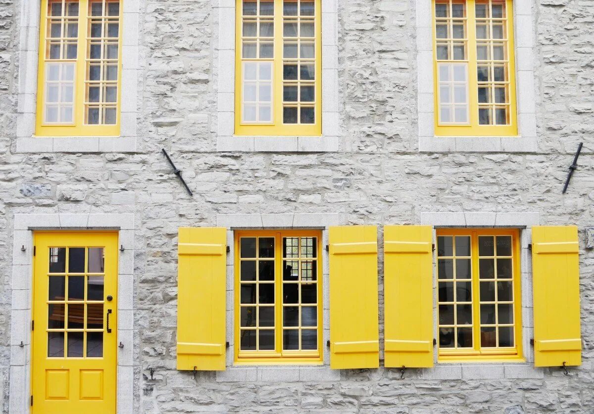 Стена фасада дома. Желтый фасад. Окна здания. Окна на фасаде. Текстура здания с окнами.