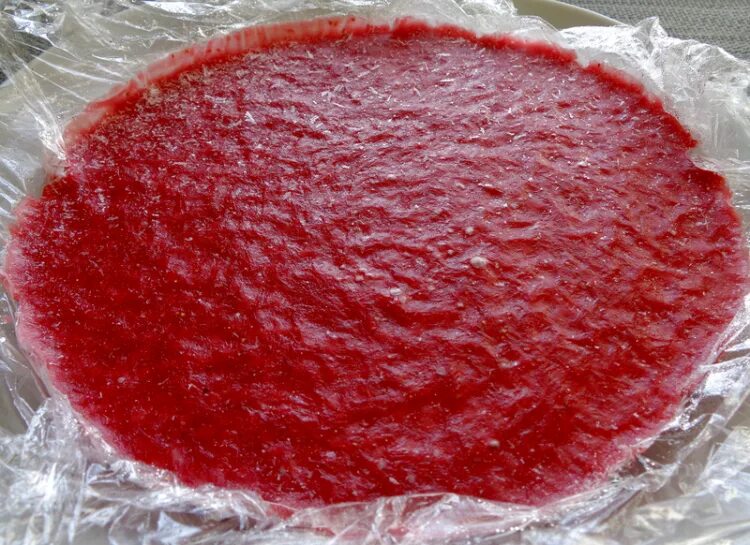 Конфи из варенья. Клубничное конфи. клубничное кули. клубничное конфи из замороженной клубники. компоте конфи конфитюр.