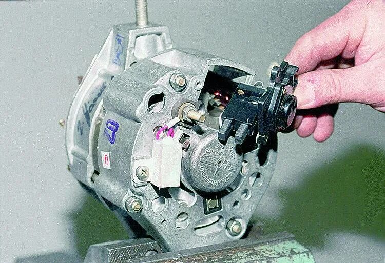 Генератор тока ваз. Генератор от ваз 2109. Зарядный генератор ваз 2113. Генератор переменного тока ваз. Генератор ваз 2107.