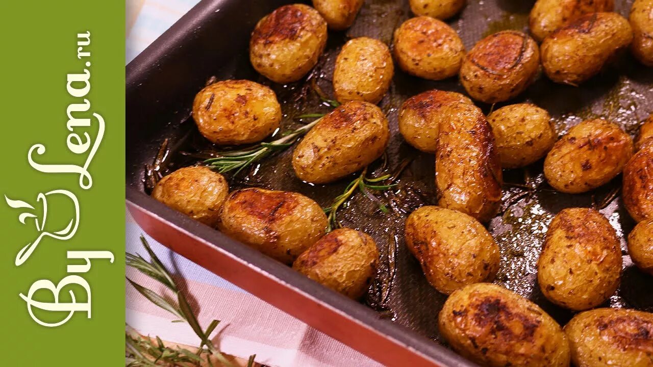 Рецепт печеной картошки в духовке. Картошка в духовке. Печеный картофель в мундире. Молодая картошка запеченная в духовке. Мелкая картошка запеченная.