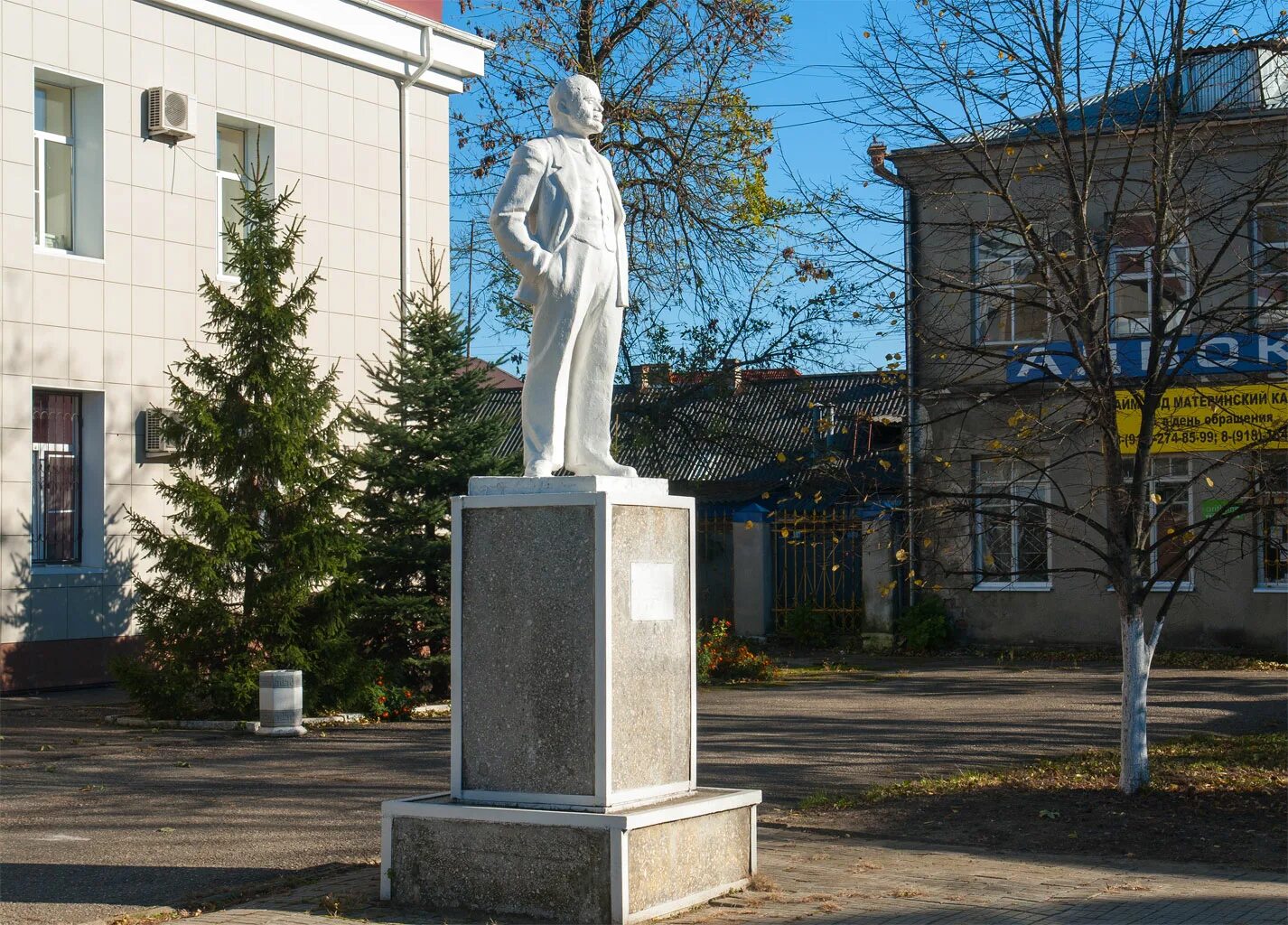 Г апшеронск краснодарского. Апшеронск Краснодарский край. Памятники Апшеронск. Памятники культуры Апшеронск. Статуя Ленина в городе Апшеронск.