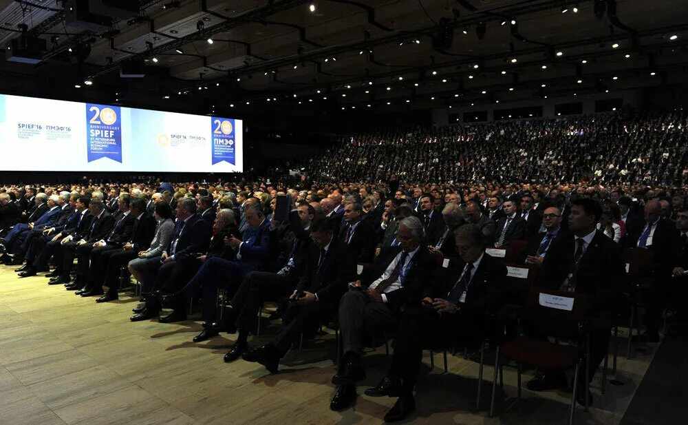 Посетители пмэф. St. petersburg international economic forum. пмэф 2025. международный экономический форум. пмэф пленарное заседание.