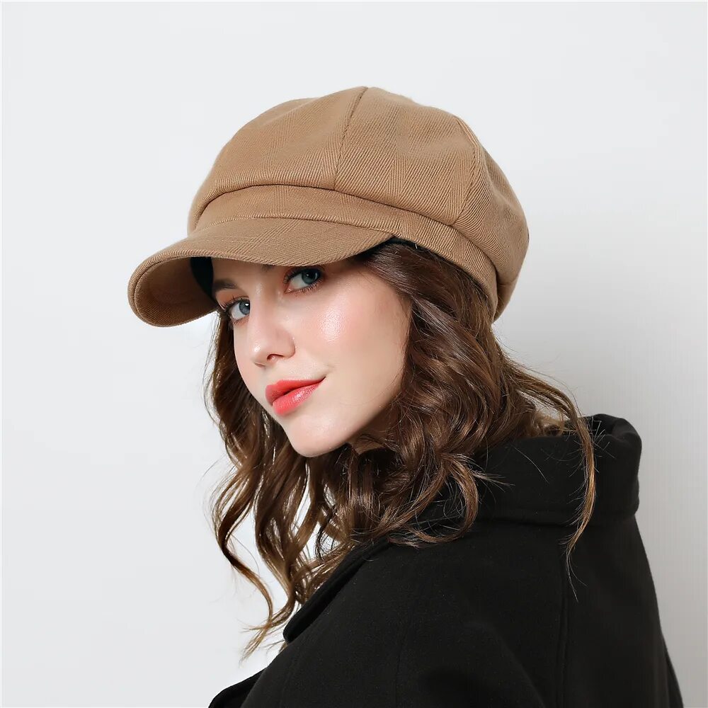 Шляпа с козырьком женская. Осенняя кепка с козырьком. Осенняя кепка с козырьком. Кепка с цепочкой на козырьке. Кеппи бинни.