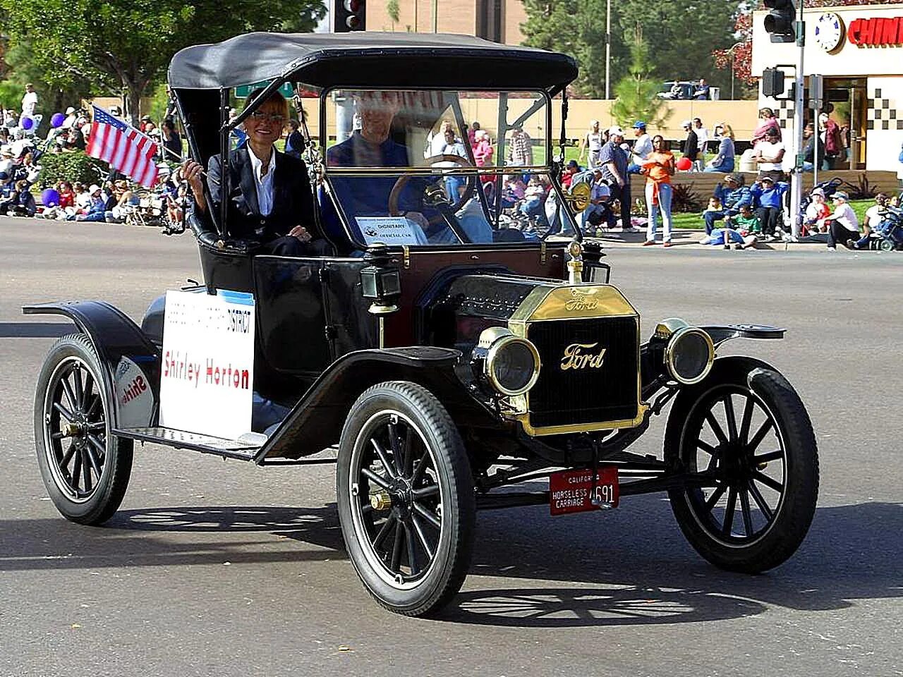 Первые серийные автомобили. Форд модель т 1908 Лиззи. Автомобиль Форд т. Первый автомобиль. Самый первый автомобиль.