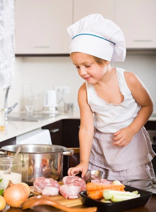 Cooking babies. Малыш готовит в полный рост.