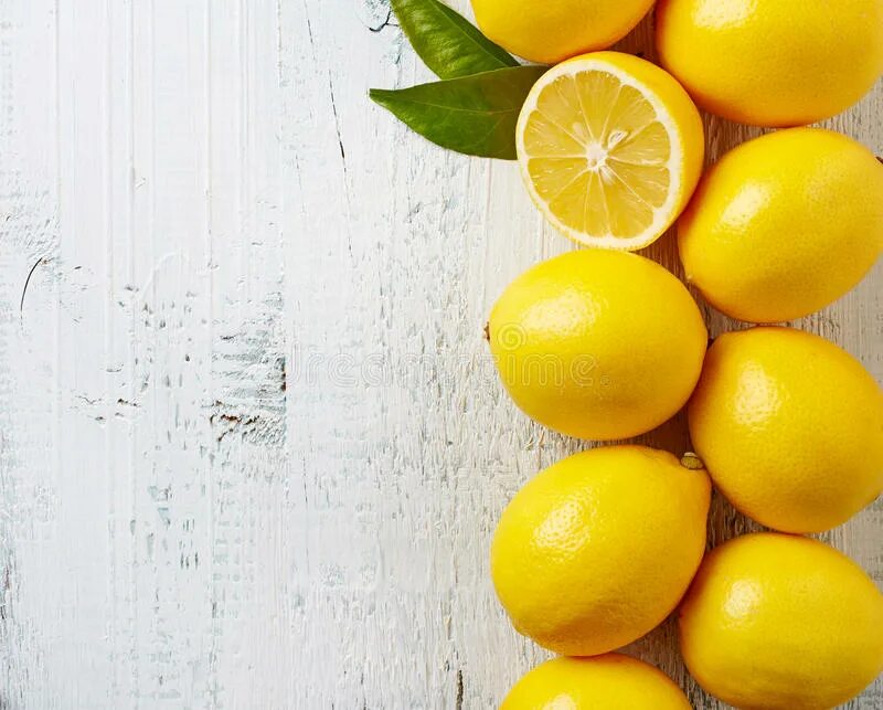 Лимоны на деревянном столе. Лимон на столе. Лимон на деревянном фоне. Лимон креатив. Девять лимонов