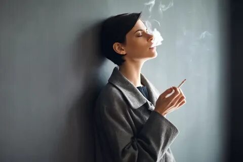 А леди курят