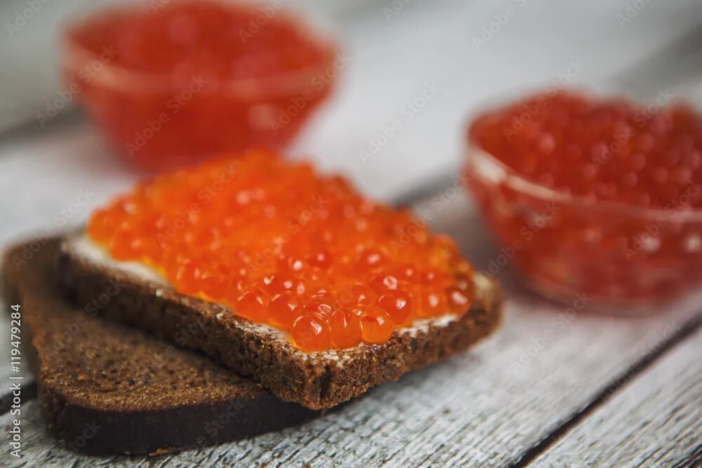 Бутерброды с красной икрой на праздничный. Бутерброд с маслом и икрой. Новогодние бутерброды с икрой. Икра с каким хлебом. Бутерброд с маслом и икрой.
