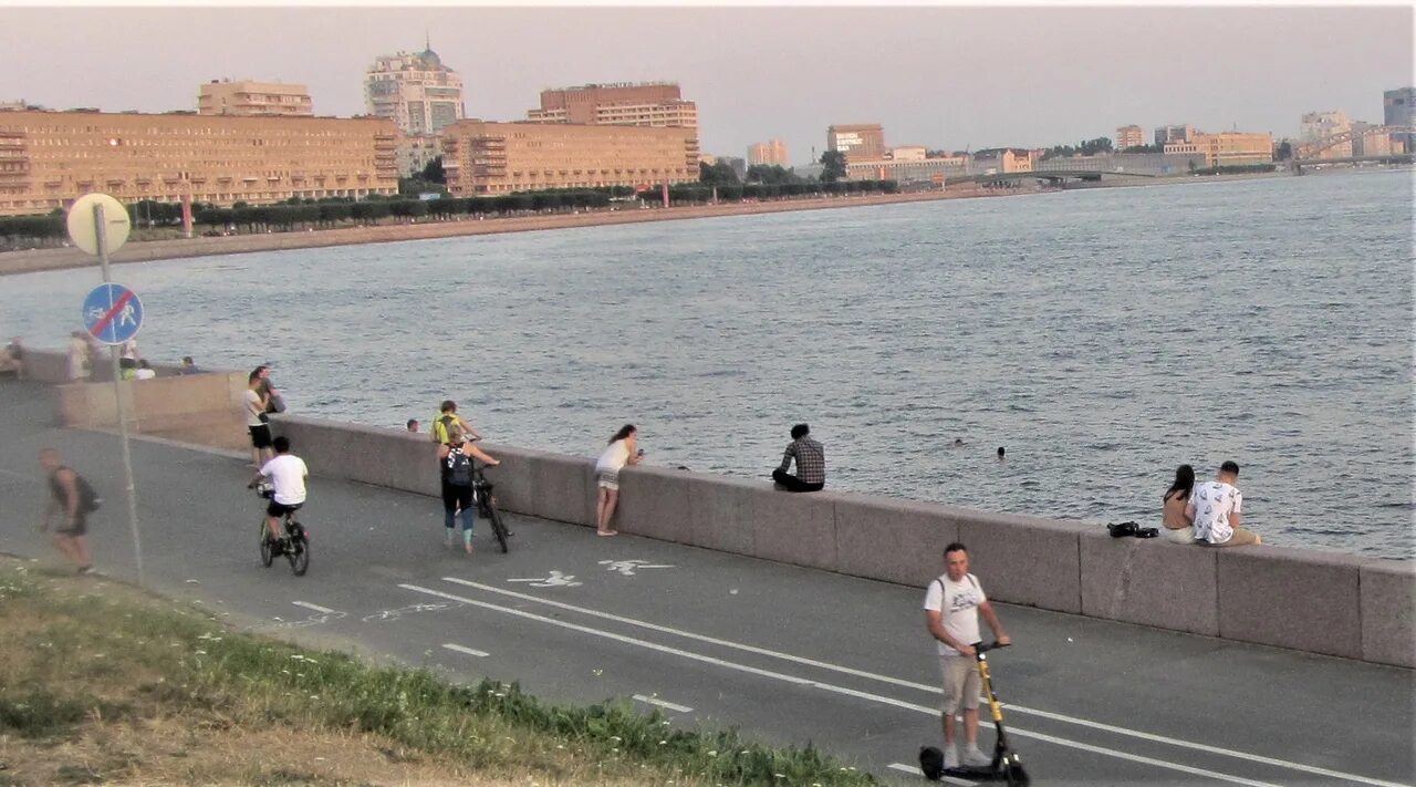 Ноябрь купаться. Рыбалка на Неве Свердловская набережная. Рыбалка на Неве в черте города. Рыбаки на набережной в Петербурге фото. Рыбалка на Неве в черте СПБ.