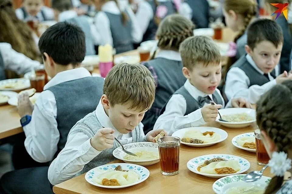 В столовой уже стояли два мальчика. Обед в школе. Дети обедают в школе. Дети в школьной столовой. Питание в школе.