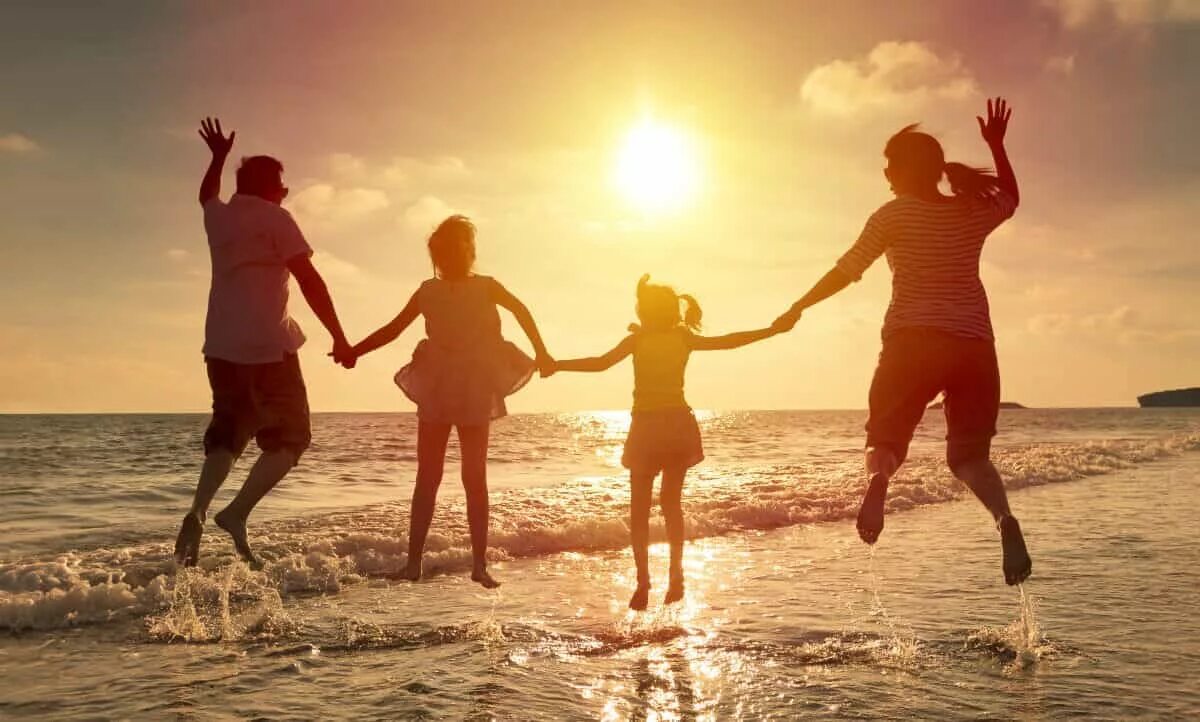 Семейное счастье дата. Счастливая семья. Счастливая СЕМЬЯСЕМЬЯ. Счасстлива ядружная семья. Счастливая семья на море.