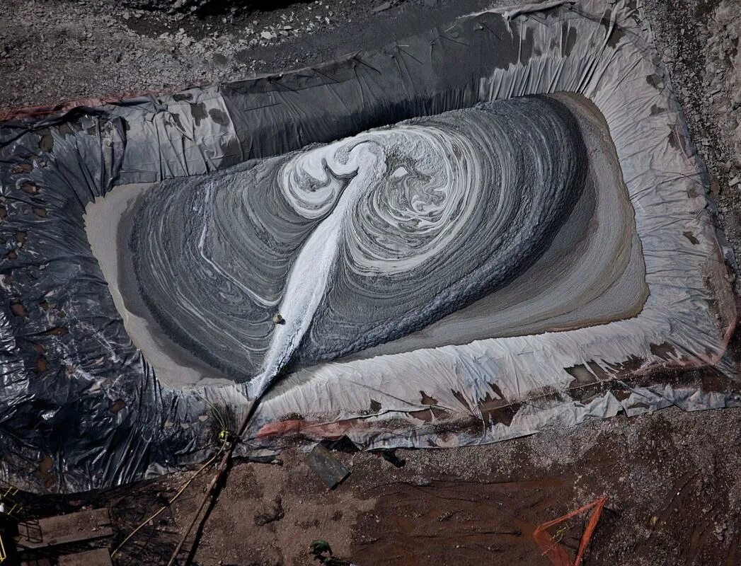 Битум в природе. Нефть в земле. Природный битум. Как выглядит нефть под землей. Вертикальная скважина.