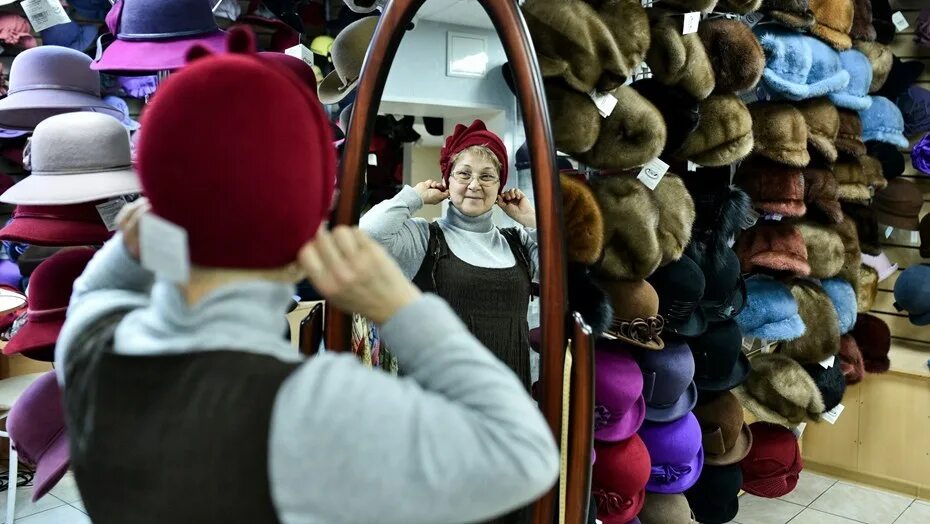 магазин шапок на сизова 25. магазин головных уборов спб. выкладка головных уборов. магазин головных уборов спб. оборудование для магазина шапок.