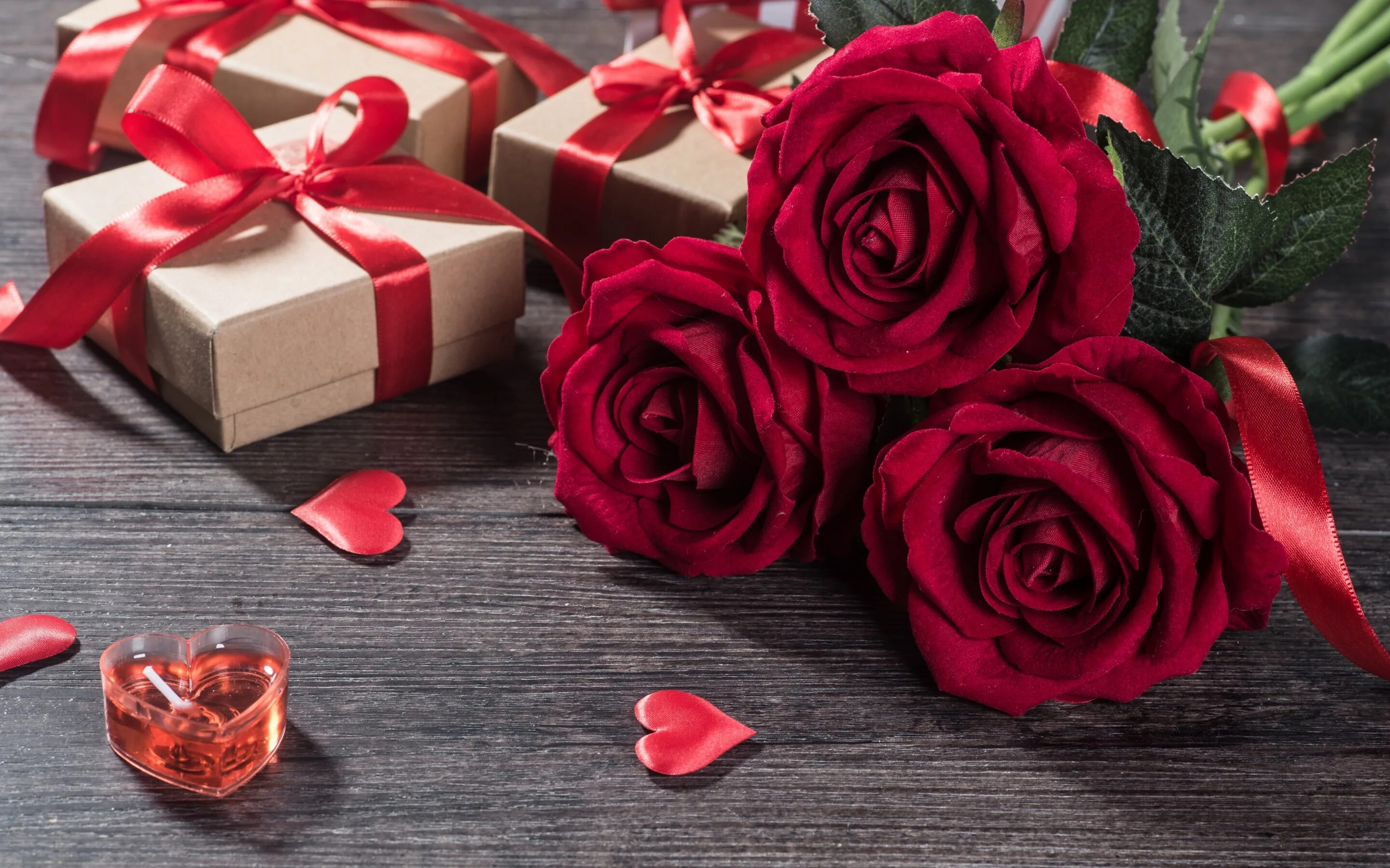 Букет роз к 8 марту. Цветы в подарок. Розы подарок. Букет роз и подарок. Шикарные подарки и цветы.