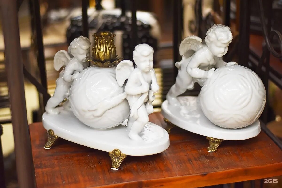 старинные вещи. абстрактные статуэтки для интерьера. необычные предметы интерьера. сувенирные декорации. необычные вазы.