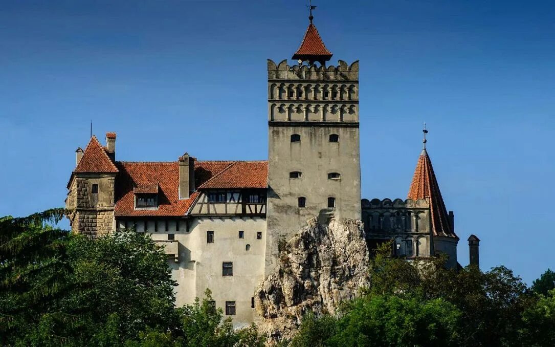 Замок бран (bran castle), румыния. Дом дракулы трансильвания румыния. Замок графа дракулы в трансильвании. Трансильвания румыния замок дракулы. Дракула где жил страна.