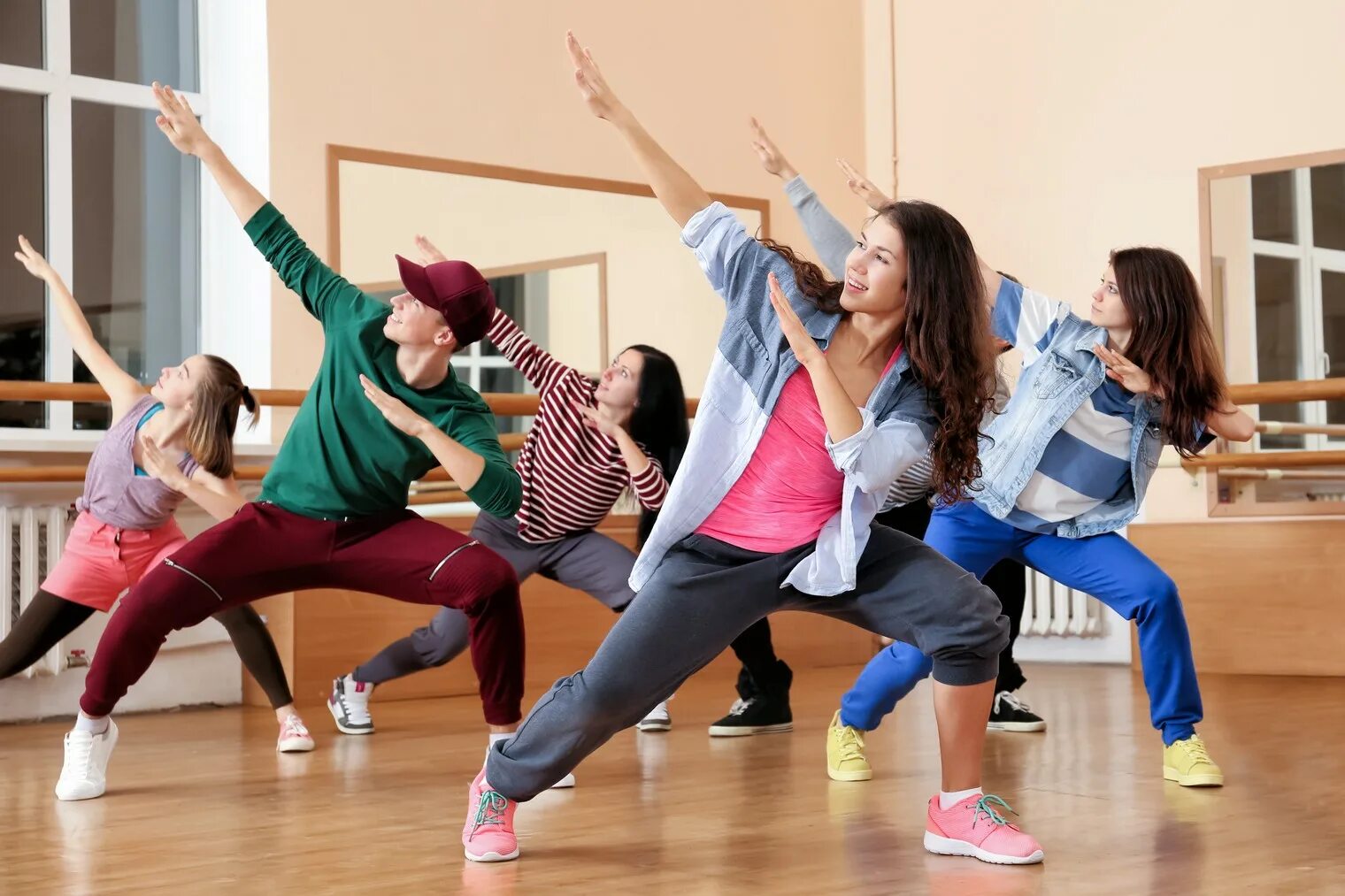 Где танцуют взрослые. Современные танцы. Аэробика для детей. Современная хореография. Подростки танцуют.
