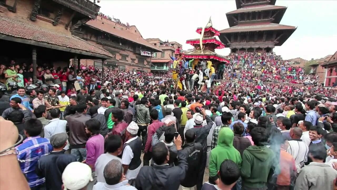 Бискет джатра. Фестиваль бискет джатра бхактапур. бхактапур непал фестиваль. непал индра джатра. фестивали непала.