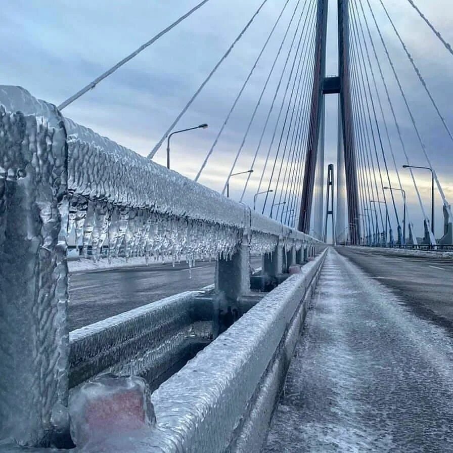 Лед шторм. Ледяной шторм Владивосток 2020. Ледяной дождь Владивосток мост на остров русский. Обледенение моста на остров русский. Обледенение моста во Владивостоке.