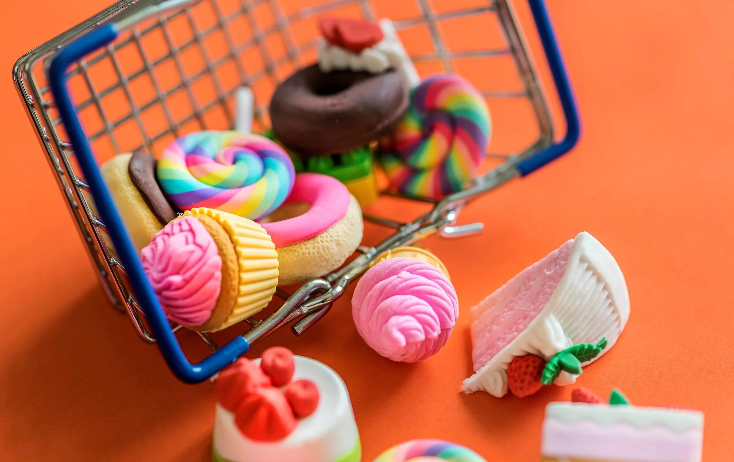 Яркие конфеты. Красивые камушки. Можно всякие. Необычные. Красивые сладости.