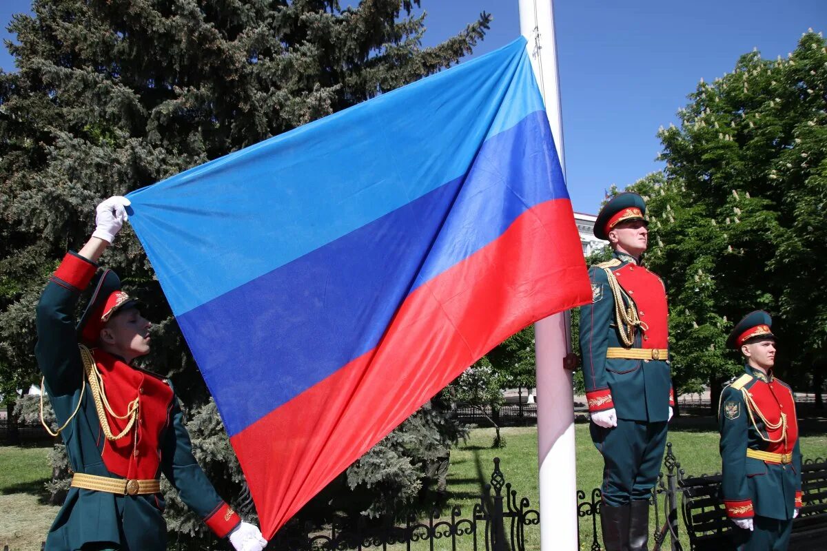 Флаг Луганской народной Республики. Луганск флаг ЛНР. Церемония поднятия флага. Флаг ЛНР развивающийся.
