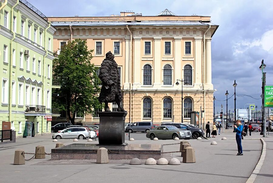 Доменико трезини памятник. Памятник трезини на васильевском острове. Памятник трезини на университетской набережной. Доменико трезини памятник в петербурге. Памятник трезини в санкт петербурге.