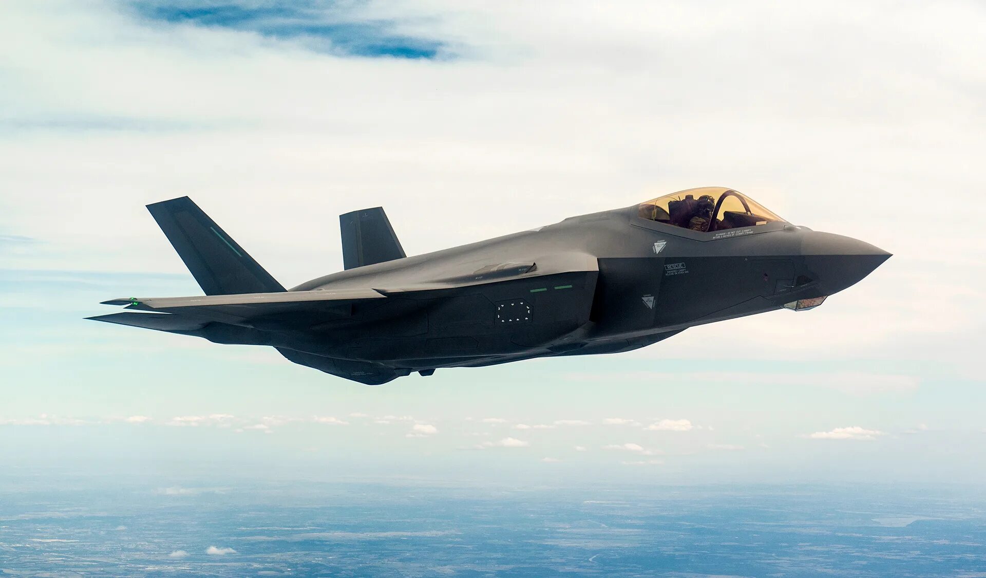 Истребитель 6-го поколения сша. F 35 истребитель. Новый американский стелс бомбардировщик b-21. Lockheed martin f-35 lightning. Northrop grumman b-21 raider.