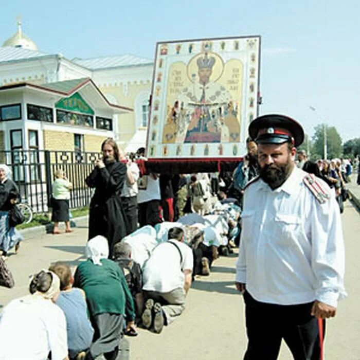 Поклонение святым мощам в храме христа спасителя в москве. Храм тихона донской монастырь. Паломники в очереди к храму. Православные поклоняются. Религиозное мракобесие.