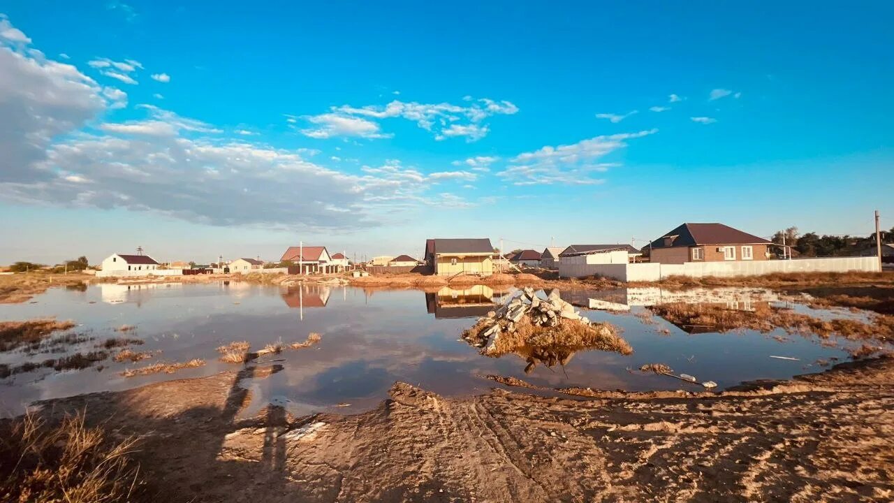 Воды Астраханской области. Астраханское село красивое. Паводок в астраханских селах. Москва на воде Астрахани.