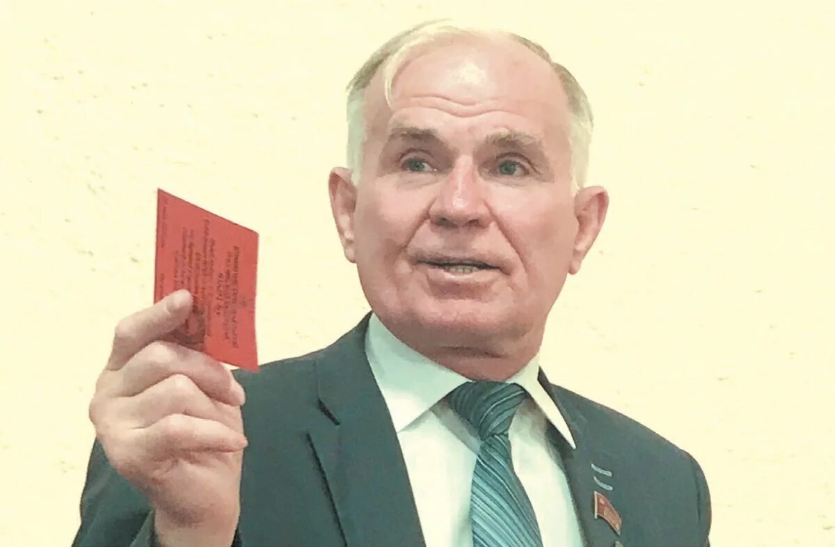 Башкирский обком кпсс. Переходящее красное знамя цк кпсс. Переходящее красное знамя карельского обкома кпсс. Иркутск обком кпсс. Кабинет брежнева в кремле.