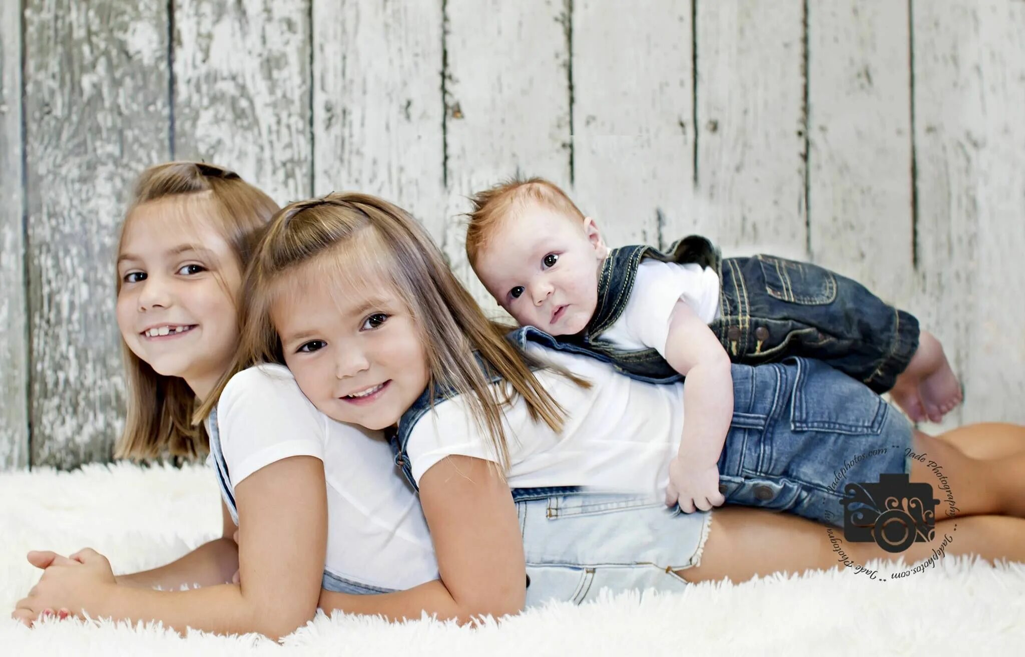 Старшие и младшие дети. Старший брат и сестренка. Счастливые дети брат и сестра. Видео дети брат и сестра. Старшая и младшая сестра.