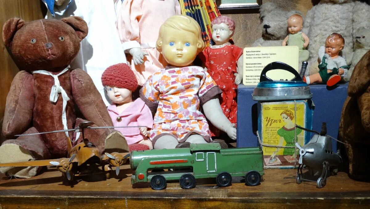 Литые советские игрушки. Коллекция кукол ссср сергея романова. Куклы музей романова сергея. Игрушки из целлулоида. Выставка игрушек советского периода.