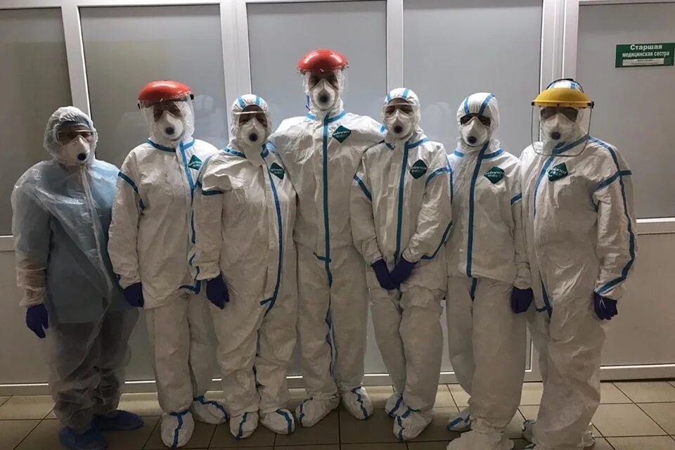 Средства индивидуальной защиты коронавирус. Врач в противочумном костюме. Сиз covid 19. Костюм химзащиты ковид. Средства индивидуальной защиты медицинского персонала.