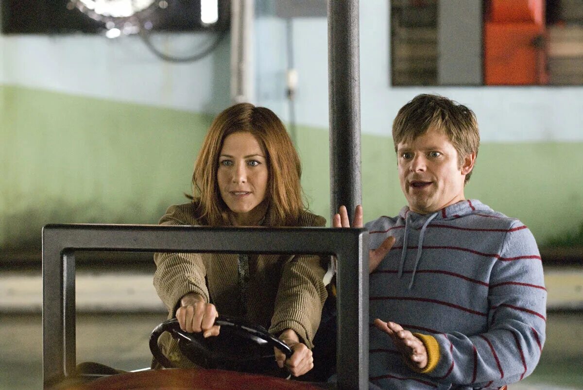 Любовный менеджмент фильм 2008 постер. Стив зан кадры. Вуди харрельсон любовный менеджмент. Менеджер фильм. Дженнифер энистон 2008.