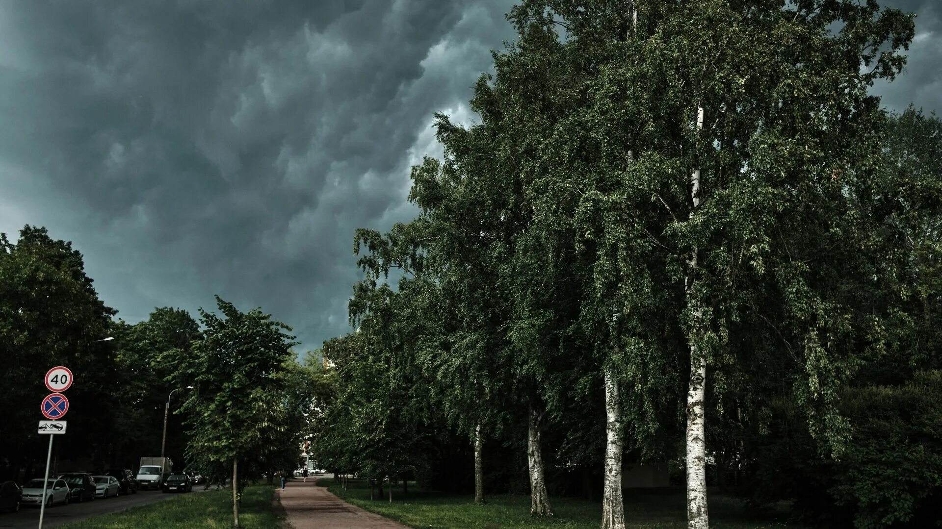 Лето пасмурно. Лето в России. Гроза и дождь в небольшом городе. Пасмурная Москва.