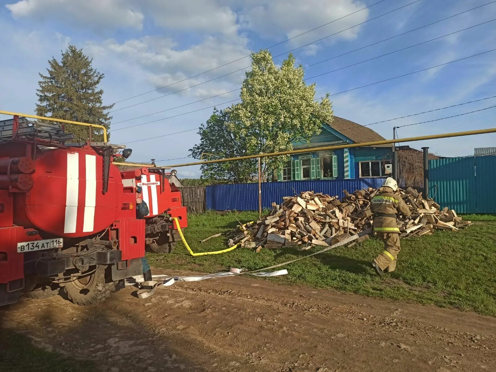 Пожар. Пожар в доме. Пожар в Шугурово Лениногорский район. Дом горит.